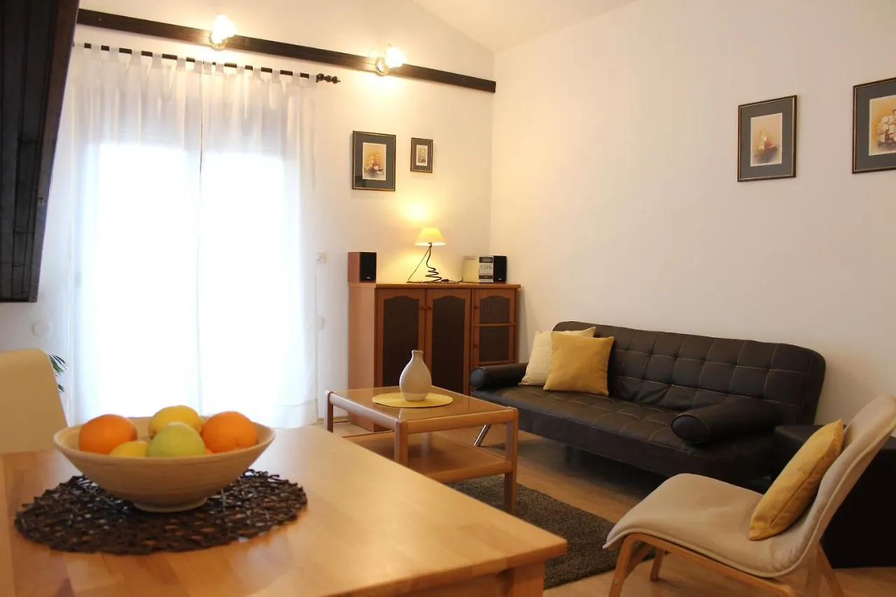 Apartments Dejana Štinjan